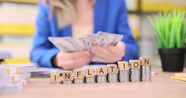 Tahta bloklar madeni paraların tepesinde duruyor yükselen basamaklar 