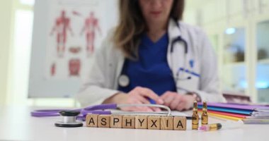 Modern klinikteki kadın profesyonel inceleme belgeleri. Masada kadınlara karşı steteskop ile ahşap bloklar ve ilaç şişeleri var.