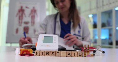 Kadın, masada, acil tıbbi bakım gerektiren bloklara 