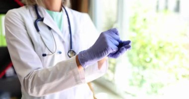 Doktor muayeneyi bitirir ve lastik eldivenleri çıkarır. Doktor tıbbi değerlendirmeyi tamamladı ve tedavinin devamı hakkında tavsiyelerde bulundu
