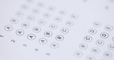 Öğrenci bilgi testi. Cevapları seçmek için rakamlar ve harflerle. Okuldaki öğrencilerin akademik başarılarını kontrol etmek için sorulan kağıtlar