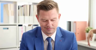 Çalışan katip, ofisteki bayan meslektaşının dostça kucaklaşmasından iğreniyor. Espri anlayışı olan sakallı işadamı iş yerinde tacizden kaçınıyor