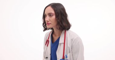 Ciddi bakışları olan kadın doktor beyaz arka planda parmaklarını suni teneffüs yapıyor. Doktor tam gizlilik istiyor. Yavaş çekim