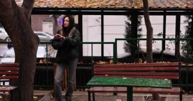 Kadın, kollarını coşkuyla sallayarak saati bekliyor ve ileri doğru koşuyor. Mutlu bayan şehir merkezinde uzun zamandır beklenen kişiyle tanışıyor.