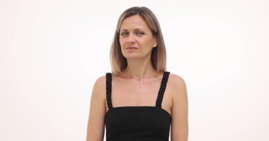 Kadın, onaylamadığını ve reddedildiğini göstermek için parmağını sallıyor. İfade, yeni bilgilere karşı yavaş çekimde anlaşmazlık ve uyarı öneriyor