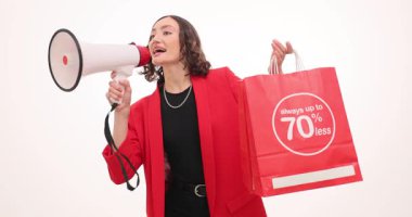 Kadın megafonu ağzına dayayıp neşeli bir ifadeyle indirimli alışveriş torbası yükseltiyor. Eylemler, satış duyurusunu alışveriş merkezinde heyecanla yapmamızı öneriyor.