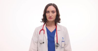 Doktor, beyaz arka planda göğüs kanseri hakkında farkındalık yaratmak için pembe kurdele gösteriyor. Önlemenin önemini vurgulamak için kadın kaldırıyor