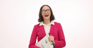 Panosu olan iş kadını beyaz arka plandaki başarısını kutluyor. Kadın girişimci, yavaş çekim bilgi içeren bir jest gösterdi