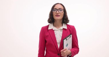 Gözlüklü iş kadını elinde belge tutuyor ve beyaz arka plana hafifçe selam veriyor. Kadın girişimci içten şükranlarını sunuyor. Yavaş çekim