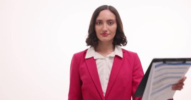 Neşeli kadın temsilci sigorta sözleşmesi ve oyuncak evi olan bir pano gösteriyor. Emlakçı ofis için ağır çekimde ev sigortası teklif ediyor