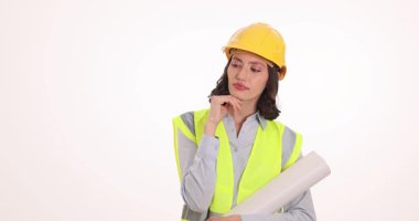 Yuvarlak çizimli düşünceli kadın mühendis beyaz arka planda işaret parmağını kaldırıyor. Miğferli kadın tasarımcı proje için yaratıcı bir fikir üretiyor