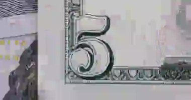 Farklı ülkelerin nakit parası kolaj görüntülerinin üst görüntülerini sunar. Finansal işlemler ve şirketler arasında para değişimi. Çerçeve kırmak