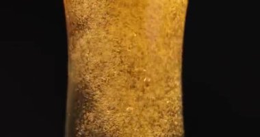 Küçük kabarcıklar ve köpüklerle dolu taze bir tekne ayısını yüksek cama boşaltın. Kehribar alkol akışı Karanlık Bar 'da şeffaf bardakta dolaşır