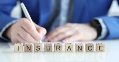 Masada müdürün doldurduğu formlara karşı tahta küplerin sigortası var. Özel ajansların beklenmedik hayat kazalarının mali haberini yapıyorum.