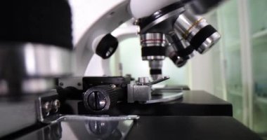 Laboratuvardaki modern mikroskoplar yüksek çözünürlüklü görüntüler sağlıyor. Mikroskoplar bilim insanlarının mikro organizmaları inanılmaz detaylarla incelemesine olanak sağlıyor.