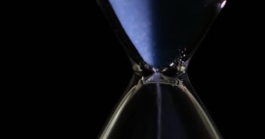 Mavi kum, sürekli olarak kum saatinin en üst odasından düşüyor. Tahıllar sabit oranda yavaşça düşer ve daha düşük kesime sürekli akış yaratır.