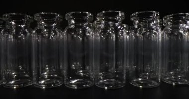 Laboratuvar tezgahında küçük şeffaf kavanozlar düzgün bir şekilde duruyor. Steril cam kavanozlar yaklaşan deney için dikkatlice hazırlandı.