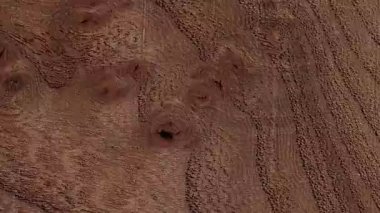 Mağazada çeşitli halı tasarımları ve dokular sergilenir. Showroom, lüks yüzeylerden karmaşık dokuma kalıplarına kadar geniş seçenekler sunuyor. Çerçeve kırmak