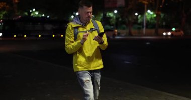 Genç adam gecenin karanlığında şehrin loş sokaklarında yürüyor. Gezgin kafasını elleri ile kavrar hayal kırıklığı içinde çömelir ve yönünü hatırlamaya çalışır.