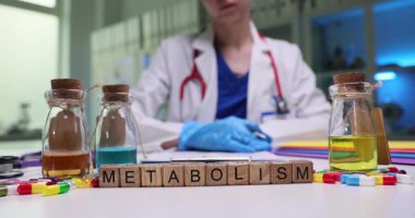 Kendini adamış bir araştırmacı laboratuarda metabolizmayı deneysel araçlar olarak şişe ve yapı bloklarını kullanarak inceliyor.