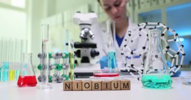 Odaklanmış bir bilim adamı, laboratuarda niyobiyum ve gelişmiş bilimsel araçlar kullanarak gerekli araştırmaları yürütüyor.