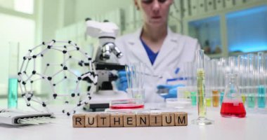 Kendini adamış bir bilim adamı gelişmiş laboratuvar ekipmanları ve detaylı moleküler modeller kullanarak rutenyum bileşiklerini araştırıyor.