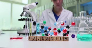 Bir bilim adamı, modern araştırma teknikleri sergileyen bir laboratuvarda paladyum moleküler yapıları inceliyor..