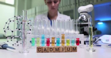 Laboratuvarımızda renkli test tüpleri ve çeşitli ekipmanlar kullanarak kadmiyum özelliklerini ve etkilerini araştırıyoruz.