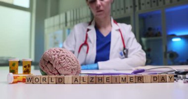 Bir sağlık uzmanı, Alzheimer hastalığı hakkında farkındalığı artırmak ve toplumsal tartışmaları teşvik etmek için görselleri kullanır.