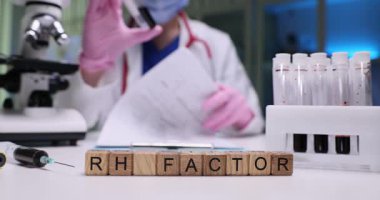 Nitelikli bir tıp uzmanı klinik laboratuvar ortamında RH faktör testleri yapar.