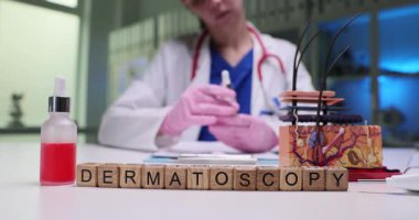 Klinik dermatoloji ortamında gelişmiş dermatoskopi teknikleri uygulayan yetenekli bir sağlık uzmanı.