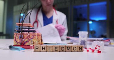 Bir sağlık uzmanı, balgamla ilgili tıbbi belgeleri ve ilgili tedavi araçlarını klinik ortamlarda inceler