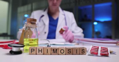 Bir sağlık uzmanı fenozu klinik ortamlarda çeşitli araç ve tedaviler kullanarak inceler.