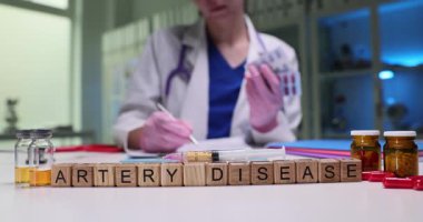 Deneyimli bir tıp doktoru kendini adamış bir laboratuvarda ilaçlar ve arter hastalıkları üzerine çalışmalar yürütür.