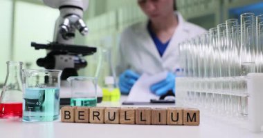 Bir bilim adamı, modern bir laboratuvarda Berullium 'u kullanan büyüleyici bir kimyasal deney yürütüyor.