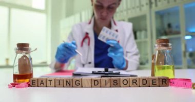 Kendini adamış bir araştırmacı kontrollü bir laboratuvar ortamındaki çeşitli yeme bozuklukları hakkında kapsamlı verileri titizlikle analiz eder.