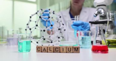 Modern bir laboratuvarda, anlayışımızı geliştirmek için canlı çözümler ve modeller kullanarak kalsiyum bileşiklerini keşfederiz.