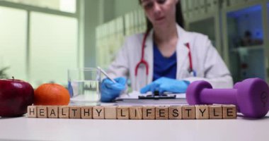 Bir sağlık uzmanı sağlıklı yaşamanın önemini vurgular, buna taze yiyecekler ve düzenli egzersiz de dahildir.
