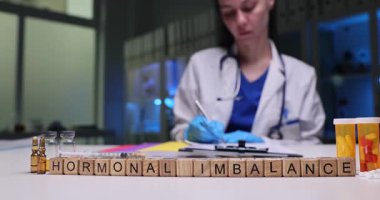 Nitelikli bir sağlık uzmanı hormonal dengesizliği ayrıntılı analiz ve dikkatli hazırlıklar yoluyla inceler