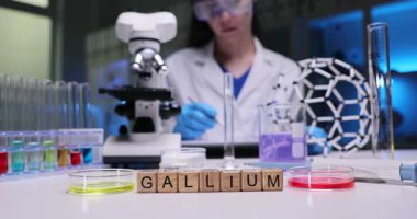 Modern bir laboratuvar ortamında galyum kimyasal özellikleri ve benzersiz özellikleri araştırmak