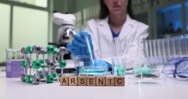 Deneyimli bir bilim adamı, laboratuvar ortamında arsenik bileşikleriyle detaylı deneyler yapar.