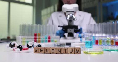 Renkli test tüpleri ve gelişmiş bilimsel ekipmanlarla dolu modern bir laboratuvarda selenyum keşfediyoruz.