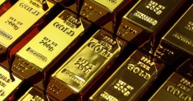 Güzelce istiflenmiş altın çubuklar çarpıcı bir yansıtıcı ışık yaratıyor. Zenginlik yatırımının ve parlak yüzeyli finansal güvenliğin sembolü