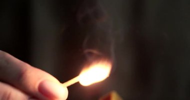 Tutuşları yanan kibrit, havaya ince bir duman akışı bırakıyor. Kibrit yanmaya devam ettikçe küçük alevler sürekli yanıp sönüyor. El tutuşları sıkıca uyuşuyor
