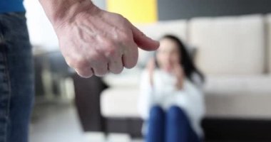 Erkek saldırgan, ev içi şiddet sırasında kadın kurbana vuruyor. Ev ortamında psikolojik ve fiziksel gözdağı