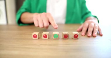 Müdür, ahşap bloklardaki üzgün yüzler arasından olumlu geri bildirim veriyor. Ofis masasındaki hizmetten memnuniyet ifadesi