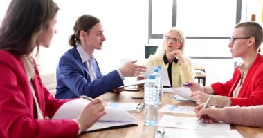 İş dünyası ekibi toplantı sırasında mali raporu tartışıyor. Meslektaşlar, kurumsal ortamdaki işbirliğini gösteren verileri analiz ederler