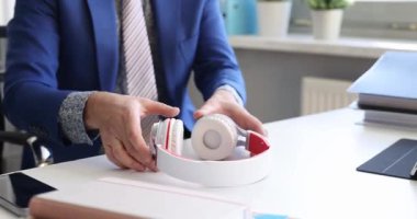 İş adamı ofis masasında duygusal olarak dans ederken kulaklık takar. Mutlu adam menajer, şirket işyerindeki başarıyı kutlayan müzik seslerinden hoşlanır.