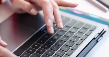 İş kadını elleri masadaki dizüstü bilgisayarda klavye yazma raporunu yazar. Kadınlar modern ofiste internet teknolojisiyle dijital görevlere girişiyor