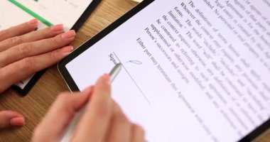 İş kadını tablet üzerinde, kağıt döküman ve grafiklerin yanında Stylus kalem ile dijital sözleşme imzaladı. Elektronik imza ve kağıtsız ofis